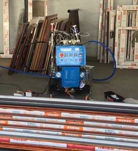 斷橋鋁填充發(fā)泡設(shè)備