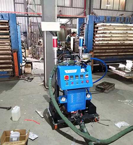 門板填充發(fā)泡模具澆注聚氨酯 噴涂設(shè)備(圖1) 門板填充發(fā)泡模具澆注聚氨酯 Q2600噴涂設(shè)備