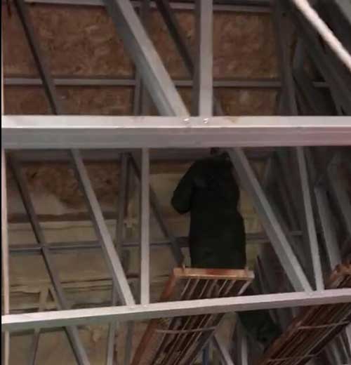 輕鋼房保溫施工聚氨酯發(fā)泡案例